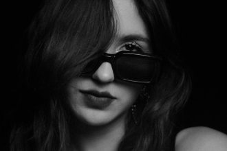 Pessoa em pose sedutora mostrando confiança e charme para fotos sensuais