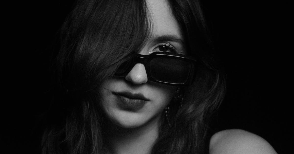 Pessoa em pose sedutora mostrando confiança e charme para fotos sensuais