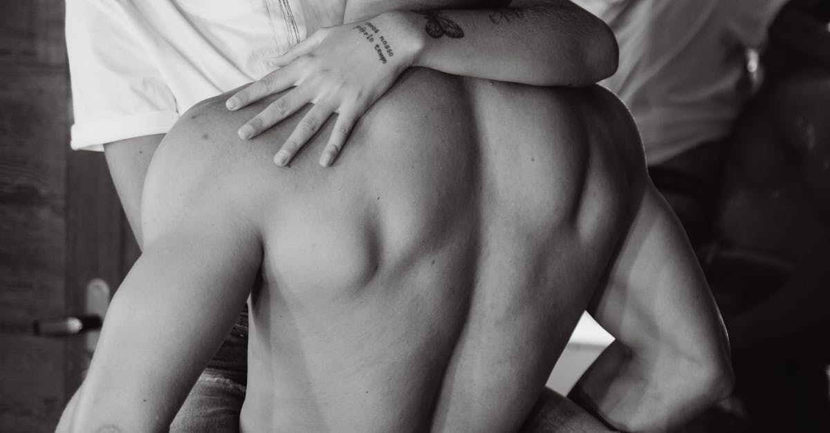 Pessoa em pose sensual destacando a beleza e expressão íntima