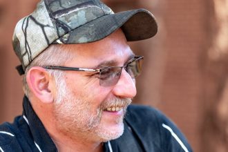 Pessoa usando laptop com gráficos e notas sobre conteúdo adulto digital