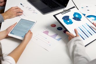 Pessoa utilizando computador para estratégias de marketing digital no nicho adulto