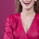 Pessoa utilizando estratégias de marketing emocional para conteúdo adulto com expressão autêntica