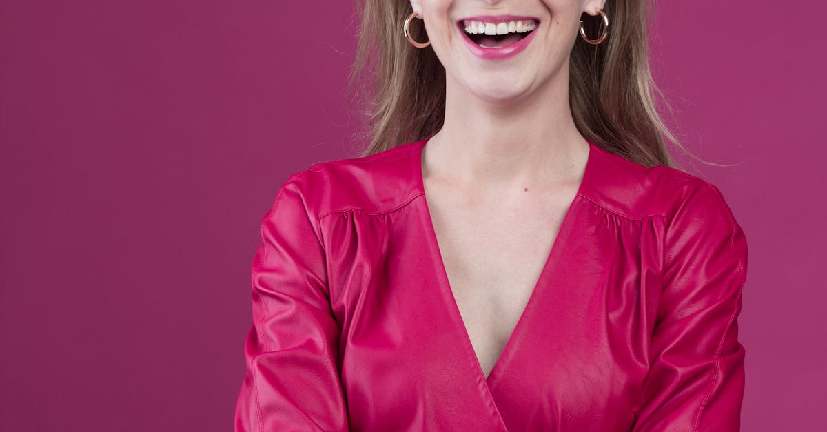 Pessoa utilizando estratégias de marketing emocional para conteúdo adulto com expressão autêntica