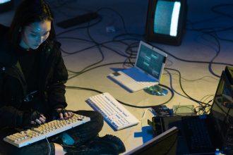 Pessoa utilizando laptop com escudo digital simbolizando segurança online