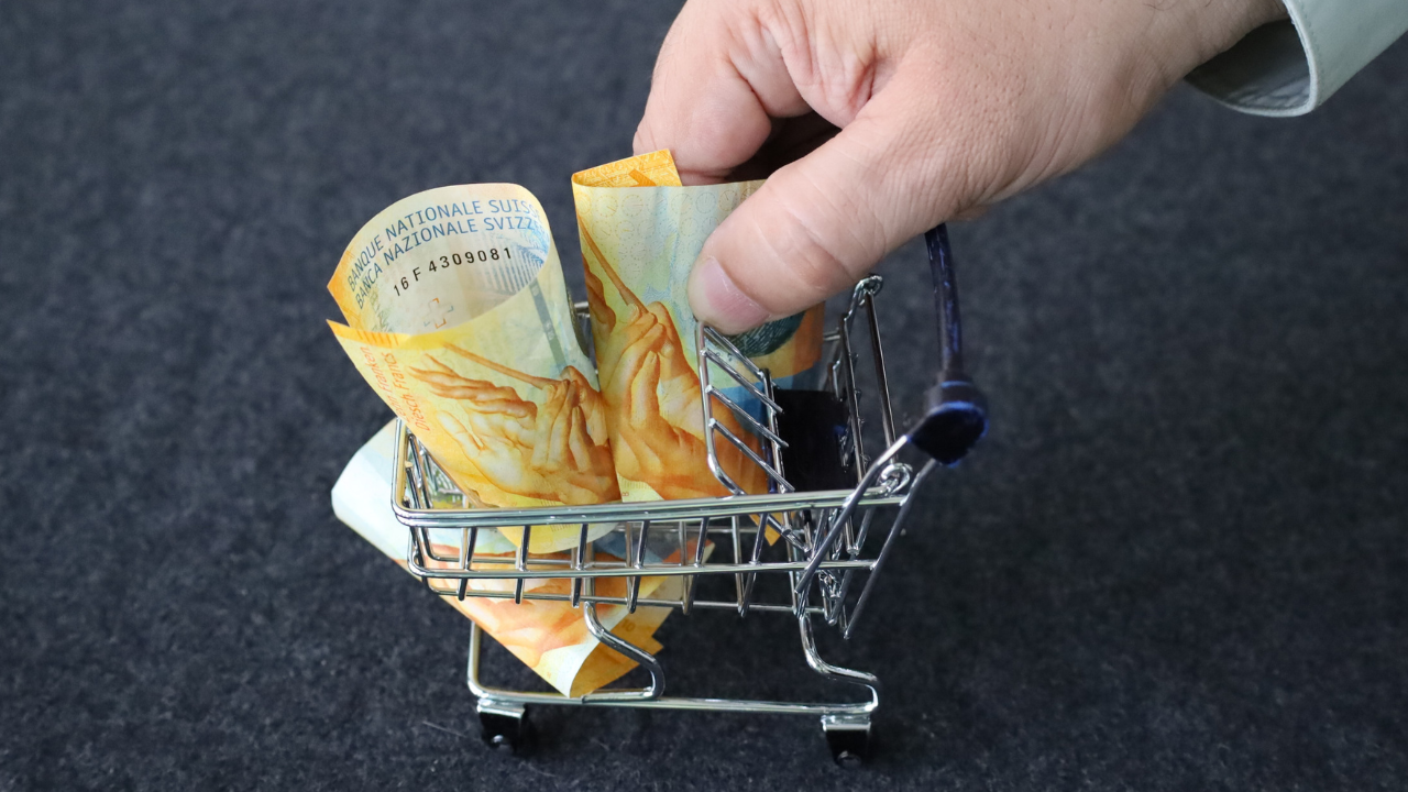 Plataformas de assinatura vs. venda avulsa: onde o conteúdo adulto (“+18”) vende mais?